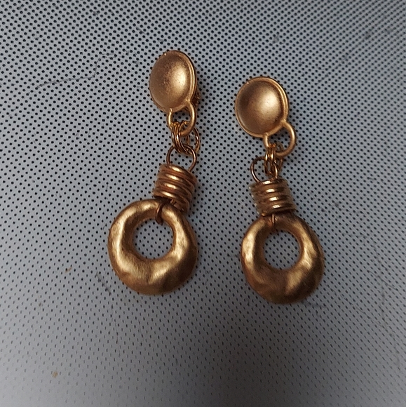 Emily In Paris fashion clip earrings in brush gold - Picture 4 of 4